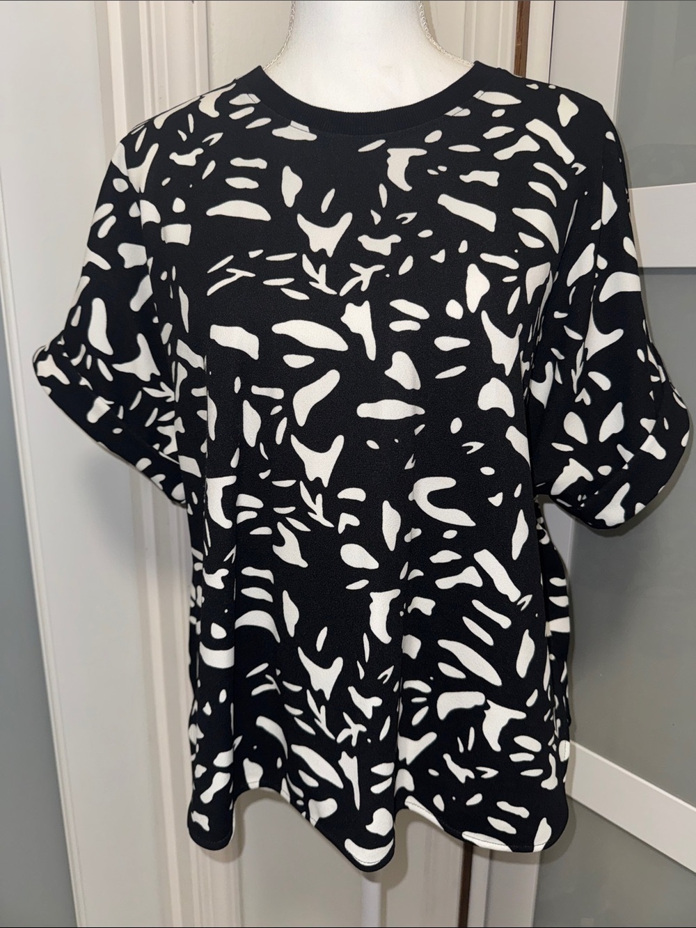 MELLODAY Black and White Abstract Pocket Tee